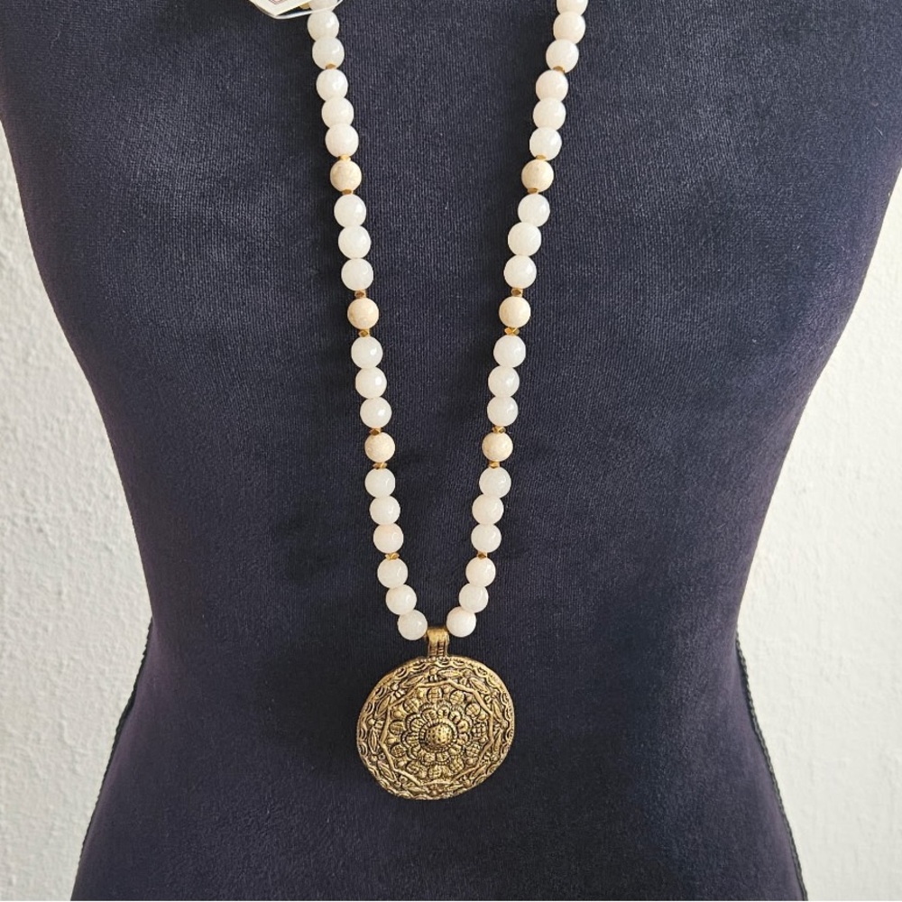 Elegant Gold and White Pendant Necklace